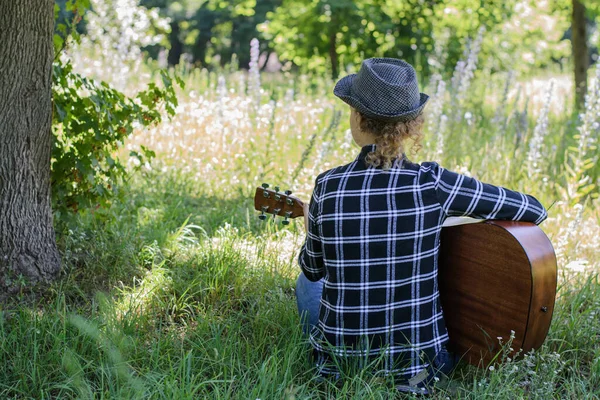 Woman Playing Acoustic Guitar Meadow — Stock Photo, Image