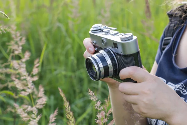 Hände Eines Mädchens Mit Einer Vintage Kamera Auf Einem Hintergrund — Stockfoto