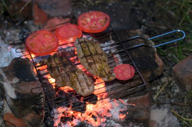 Izgarada sebzeli et pişiriyorum.