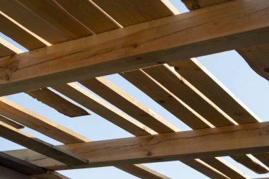 Ahşap çerçeve - evin çatısının inşasının başlangıcı