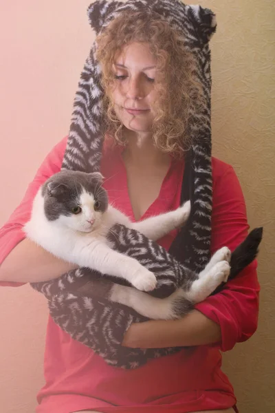 Chica Con Sombrero Sostiene Gato — Foto de Stock