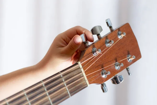 Photo Girl Hand Tuning Guitar Close — Stock Photo, Image