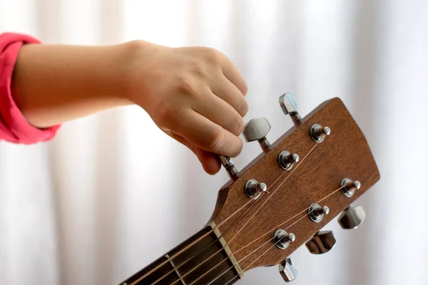 Photo Girl Hand Tuning Guitar Close — Stock Photo, Image