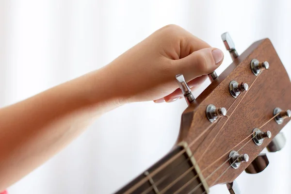 Photo Girl Hand Tuning Guitar Close — Stock Photo, Image