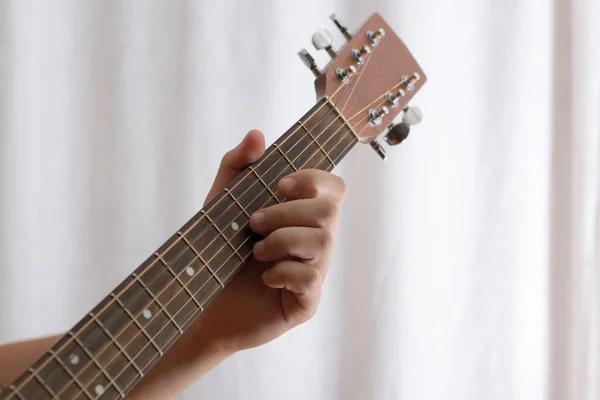 Photo Man Playing Tuning Guitar Close — Stock Photo, Image