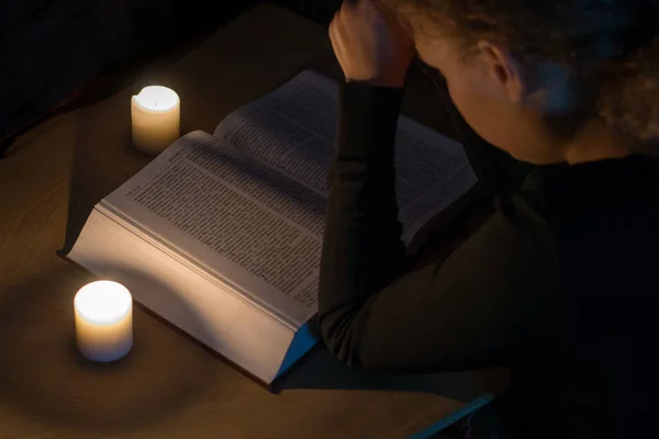 Προσευχή Κορίτσι Πάνω Από Βίβλο Από Φως Των Κεριών — Φωτογραφία Αρχείου