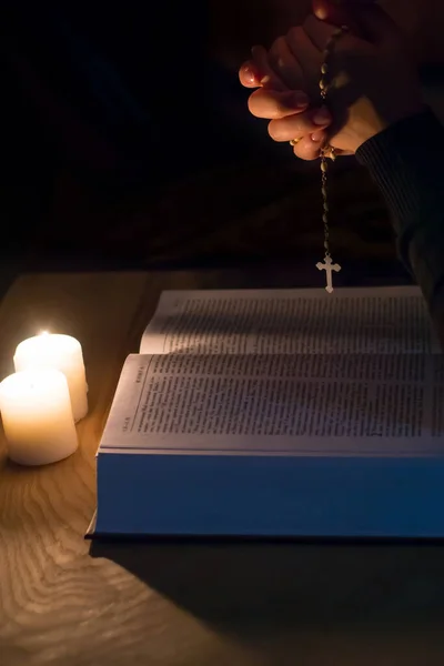 Una Vela Una Biblia Una Cruz Rosario Sobre Una Mesa — Foto de Stock