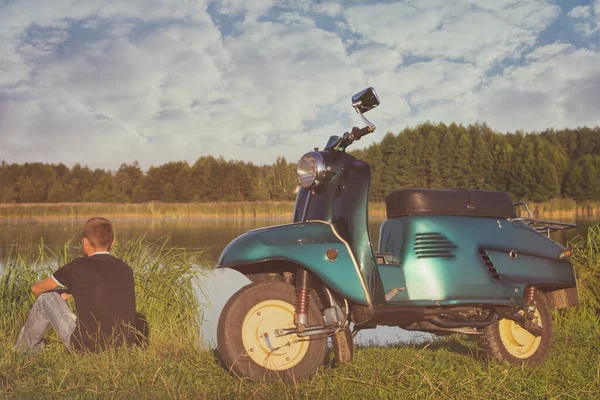 Чоловік Сидить Біля Відновленого Ретро Мотоцикла Стоїть Лузі Вдень — стокове фото