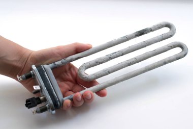 Beyaz arka planda el yapımı çamaşır makinesi ısıtıcısı.