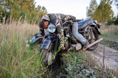 Motosikletli sarhoş adam yolda takıldı.