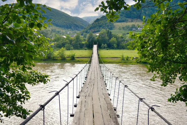 Závěsný Most Přes Řeku Horách Letního Dne — Stock fotografie