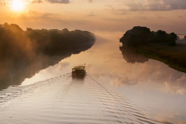 朝の夜明けに川に浮かぶ筏 — ストック写真