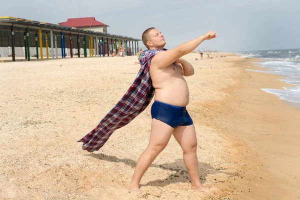 Divertente Supereroe Grasso Con Plaid Invece Mantello Trova Sulla Spiaggia — Foto Stock