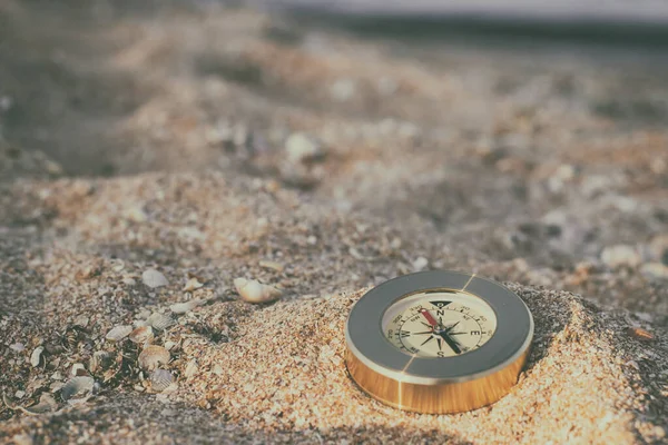 Ein Kompass Der Die Richtung Anzeigt Liegt Auf Sand Mit — Stockfoto