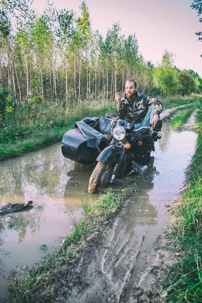 Uomo Che Guidava Una Moto Con Sidecar Rimasto Bloccato Sulla — Foto Stock