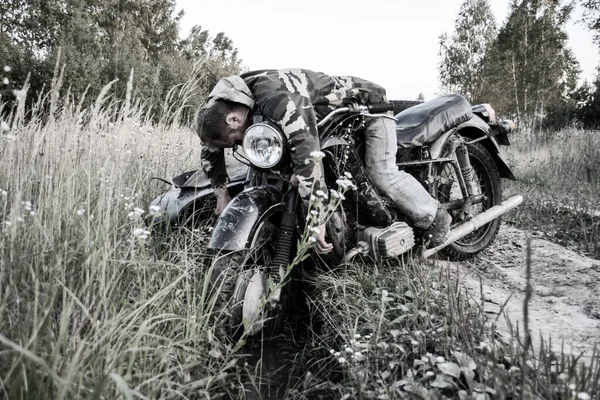 Яний Чоловік Мотоциклі Шестернею Застряг Дорозі — стокове фото