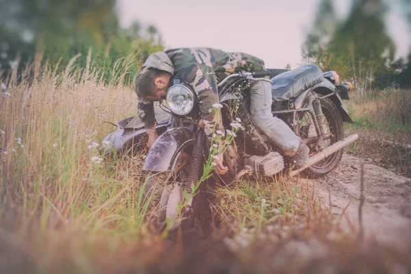 Яний Чоловік Мотоциклі Шестернею Застряг Дорозі — стокове фото