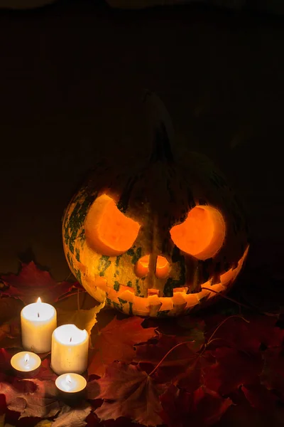 Страшная Тыква Хэллоуин Листьями Горящими Свечами — стоковое фото