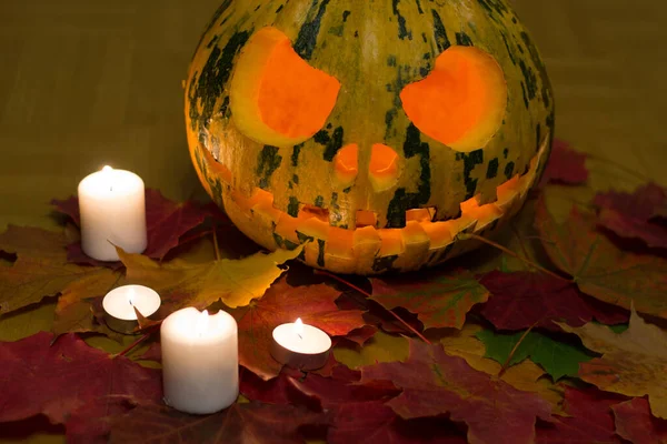 Gruseliger Halloween Kürbis Mit Blättern Und Brennenden Kerzen — Stockfoto