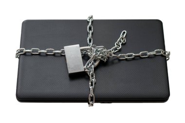 Bilgisayar güvenlik temalı beyaz bir arkaplanda izole edilmiş bir zincire sarılı dizüstü bilgisayar
