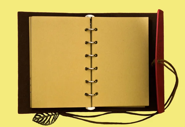 Зображення Відкритого Ноутбука Порожніми Сторінками Ізольовано Жовтому Тлі Готове Додавання — стокове фото