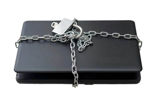 Ноутбук Завернутый Цепь Изолированную Белом Фоне Тема Компьютерной Безопасности — стоковое фото