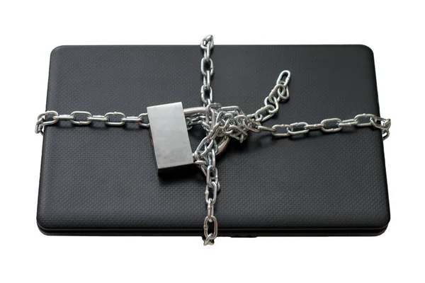 Laptop Envolto Uma Cadeia Isolada Fundo Branco Tema Segurança Computador — Fotografia de Stock