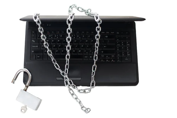 Laptop Envolto Uma Cadeia Isolada Fundo Branco Tema Segurança Computador — Fotografia de Stock