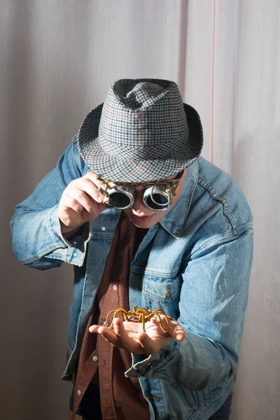 Man Glasögon Och Hatt Tittar Spindeln Sitter Sin Arm Steampunk — Stockfoto