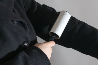 Çöp ve kedi kürkü temizlemek için giysi silindiri.