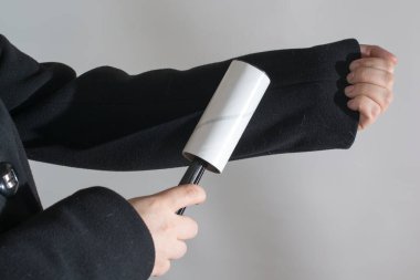 Çöp ve kedi kürkü temizlemek için giysi silindiri.