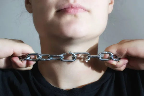 Foto Mãos Liberando Pescoço Uma Corrente — Fotografia de Stock