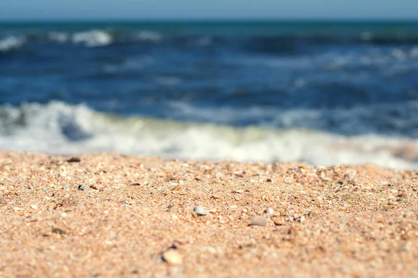 海滩上的沙地和背景上的海浪的特写 有选择地聚焦 — 图库照片