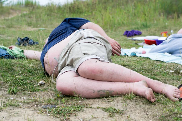 Bêbado Homem Gordo Encontra Chão Natureza Tema Alcoolismo Estilo Vida — Fotografia de Stock