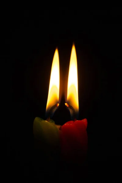 Две Цветные Горящие Свечи Черном Фоне — стоковое фото