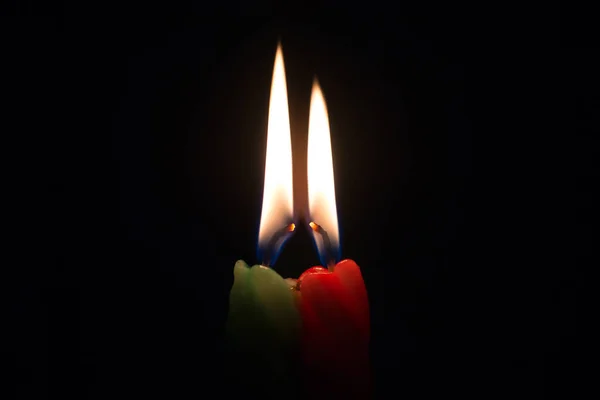 Две Цветные Горящие Свечи Черном Фоне — стоковое фото