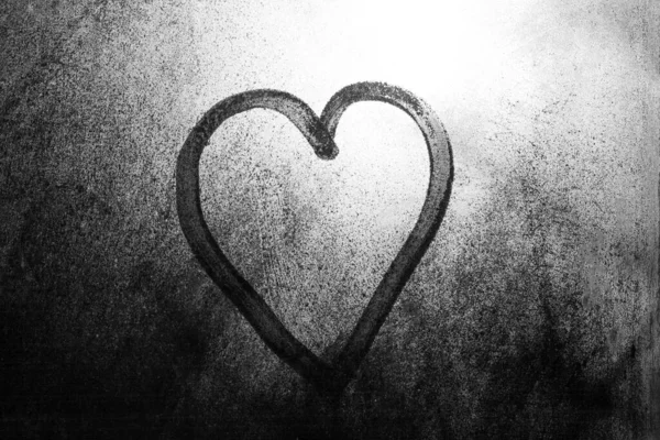 一颗心被画在冻结的窗户上的照片 — 图库照片