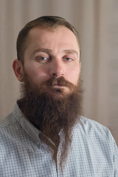 Portrét Bílého Seriózního Muže Dlouhým Vousem — Stock fotografie