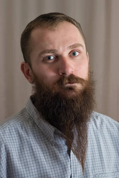 Retrato Homem Branco Sério Com Uma Longa Barba — Fotografia de Stock