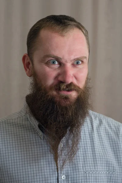Porträt Eines Weißen Ernsthaft Wütenden Mannes Mit Langem Bart — Stockfoto