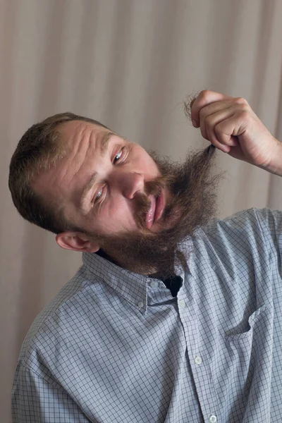 Portret Van Een Blanke Man Die Zichzelf Bij Baard Trekt — Stockfoto