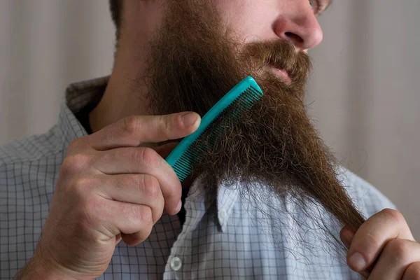 Photo Man Who Combs His Thick Long Beard — Stock Photo, Image