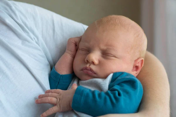 Bebé Recién Nacido Lindo Duerme Los Brazos Padre — Foto de Stock