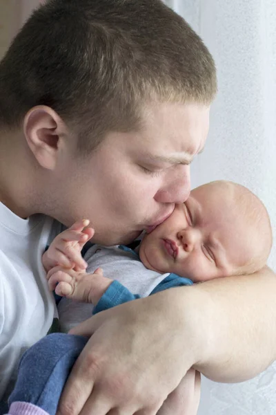 Pai Amoroso Abraça Beija Seu Filho Recém Nascido — Fotografia de Stock