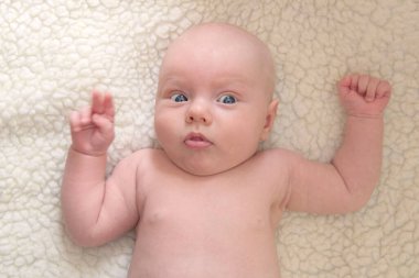 Sevimli yeni doğmuş çocuk iki parmağını kaldırıyor. Barış imzası.