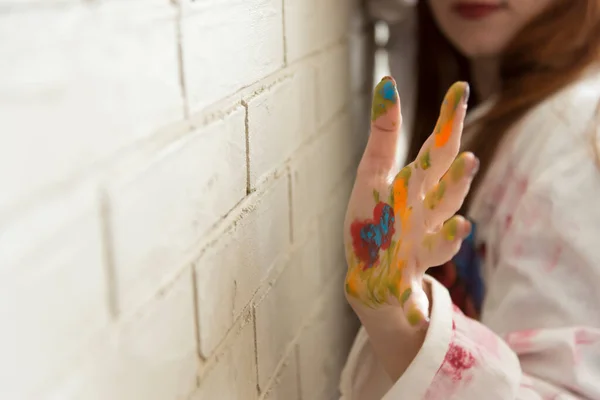Φωτεινή Φωτογραφία Των Γυναικείων Χεριών Πασαλειμμένα Πολύχρωμο Χρώμα — Φωτογραφία Αρχείου