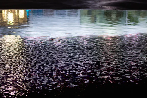 Reflectie Van Kleurrijke Stadslichten Een Plas Nachts — Stockfoto