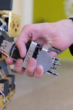 Robot bir eli el sıkışarak tutan bir insan eli fotoğrafı