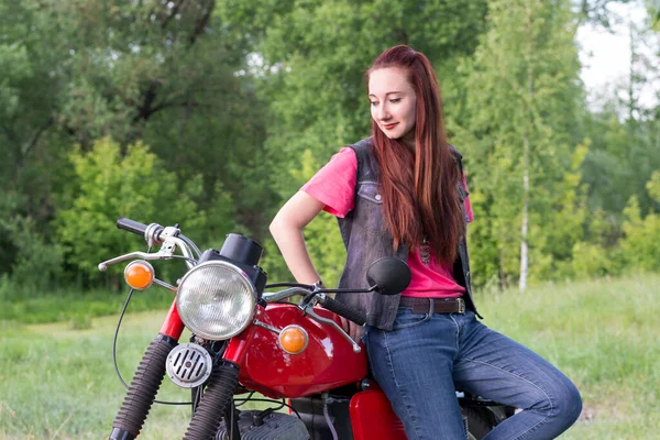 Una Chica Para Cerca Una Motocicleta Vintage Roja Aire Libre — Foto de Stock