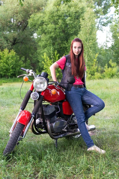 Una Chica Para Cerca Una Motocicleta Vintage Roja Aire Libre —  Fotos de Stock